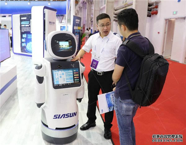 新松政务服务机器人